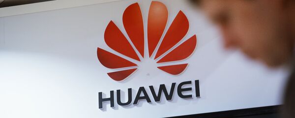 Логотип китайской компании Huawei Technologies, архивное фото - Sputnik Таджикистан