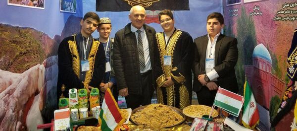 Посол РТ в Иране Нематулла Эмомзода с таджикскими студентами - Sputnik Тоҷикистон