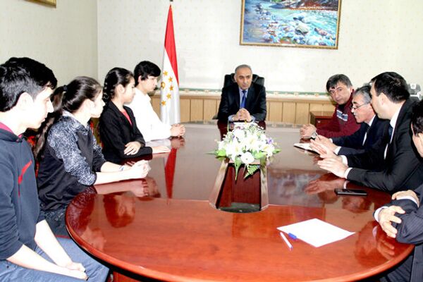 Дидори вазир бо донишҷӯёни тоҷики Русия - Sputnik Тоҷикистон