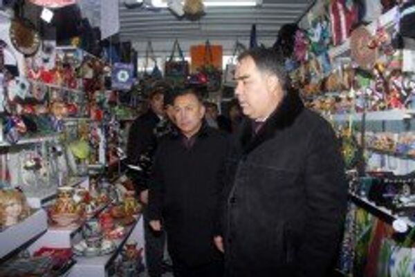 Раҷаббой Аҳмадзода дар бозор - Sputnik Тоҷикистон