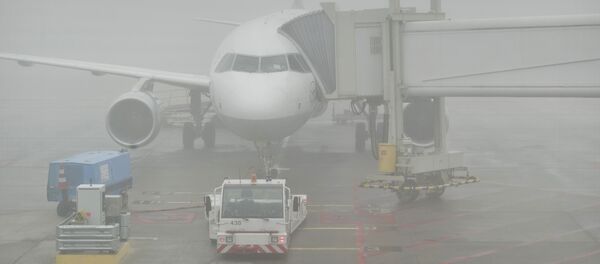 Самолет в тумане в аэропорту, архивное фото - Sputnik Тоҷикистон