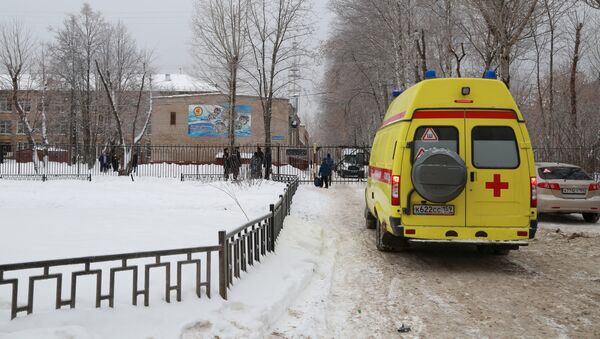 Автомобиль скорой помощи у школы № 127 в Перми - Sputnik Таджикистан