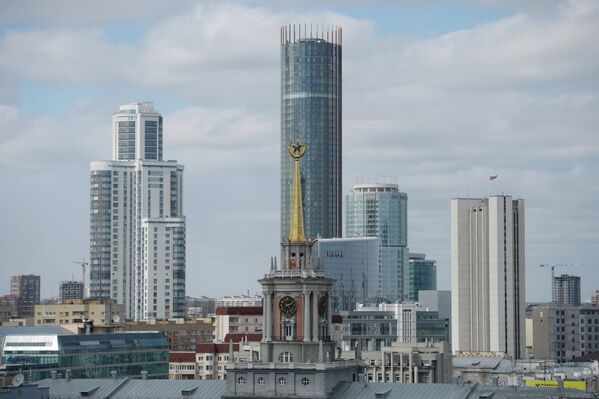 Башня городской ратуши на фоне Екатеринбург Сити - Sputnik Таджикистан