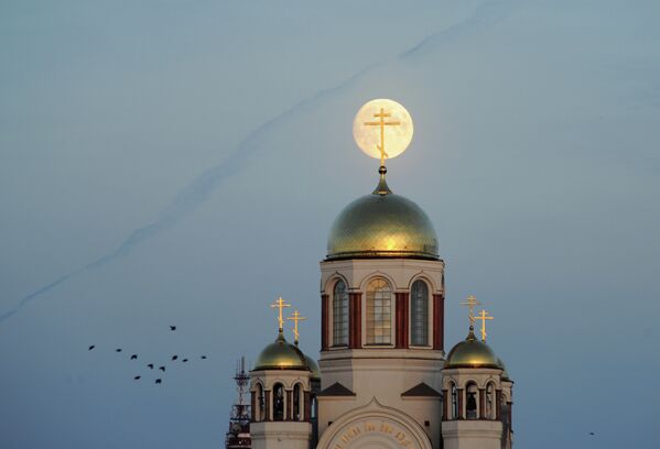 Полнолуние над Храмом-на-Крови в Екатеринбурге - Sputnik Таджикистан
