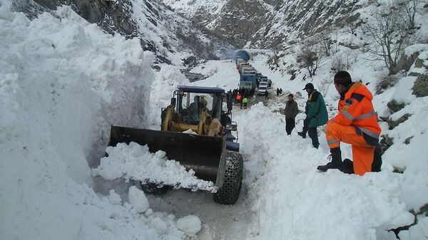 Расчистка дороги после снежной лавины, архивное фото - Sputnik Таджикистан