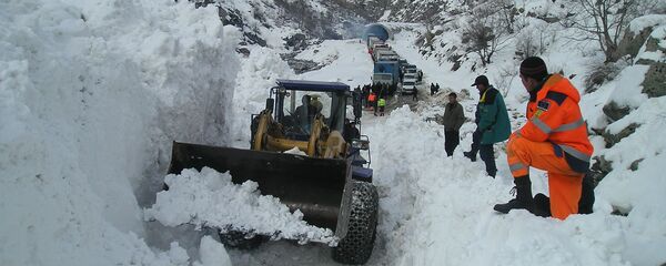 Расчистка дороги после снежной лавины, архивное фото - Sputnik Тоҷикистон