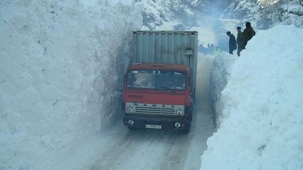 Проезд через засыпную снегом дорогу, архивное фото - Sputnik Тоҷикистон