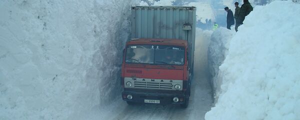 Проезд через засыпную снегом дорогу, архивное фото - Sputnik Тоҷикистон