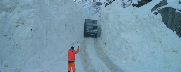 Проезд через засыпную снегом дорогу, архивное фото - Sputnik Тоҷикистон