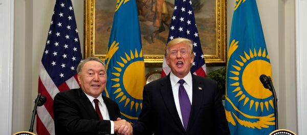 Президент Казахстана Нурсултан Назарбаев и президент США Дональд Трамп - Sputnik Тоҷикистон