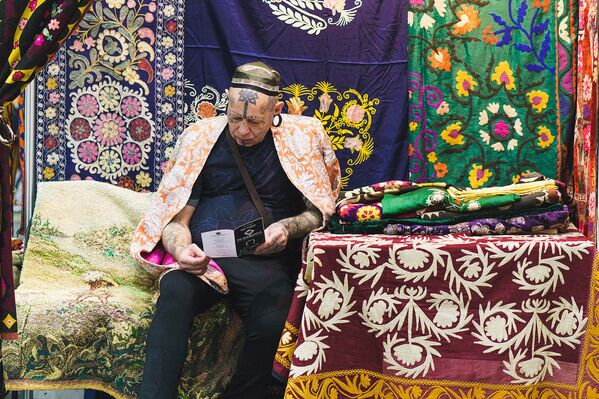 Продавец товаров из Средней Азии, у стенда - Sputnik Таджикистан