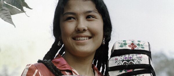 Девушка с тюбетейками, архивное фото Девушка с тюбетейками, архивное фото - Sputnik Таджикистан