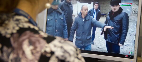 Просмотр на экране как правоохранительные органы производят следственную работы с задержанным членом террористической организации - Sputnik Тоҷикистон