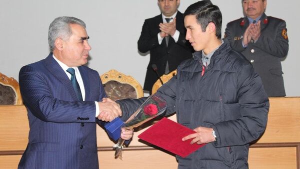 МВД Таджикистана поощрило молодых людей, спасших девушку от суицида - Sputnik Таджикистан