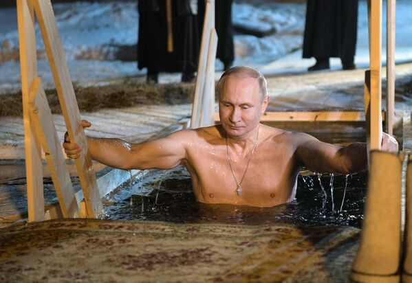 Президент РФ В. Путин принял участие в крещенских купаниях на озере Селигер - Sputnik Таджикистан