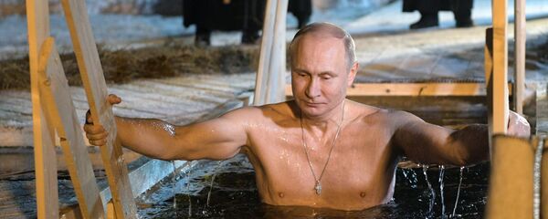Президент РФ В. Путин принял участие в крещенских купаниях на озере Селигер - Sputnik Таджикистан