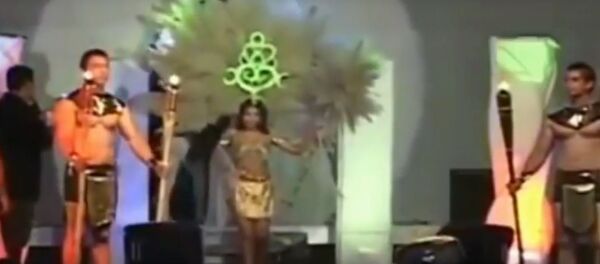 Участница конкурса красоты загорелась на сцене, видео - Sputnik Таджикистан