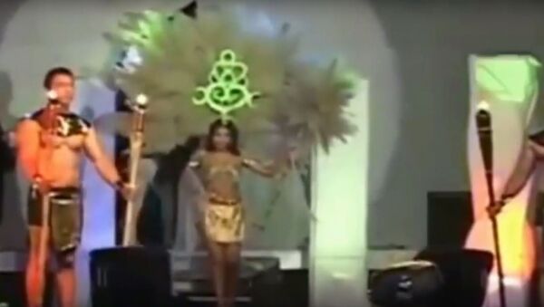 Участница конкурса красоты загорелась на сцене, видео - Sputnik Таджикистан
