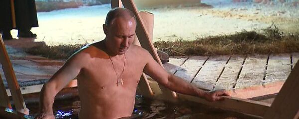 Путин окунулся в прорубь на Селигере Путин окунулся в прорубь на Селигере - Sputnik Таджикистан