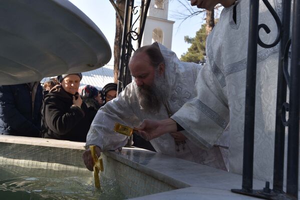 Православный священник проводит праздничное служение Крещение Господне, архивное фото - Sputnik Таджикистан