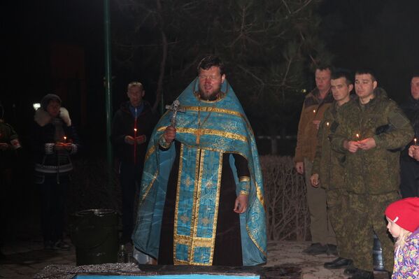 Православный священик проводит праздничное служение на Крещение Господне - Sputnik Таджикистан