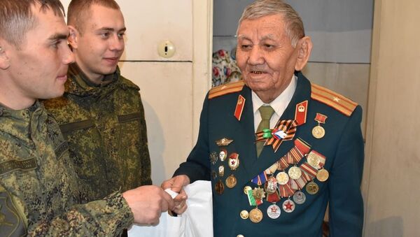 Военнослужащие 201-й РВБ поздравили ветерана - Sputnik Таджикистан