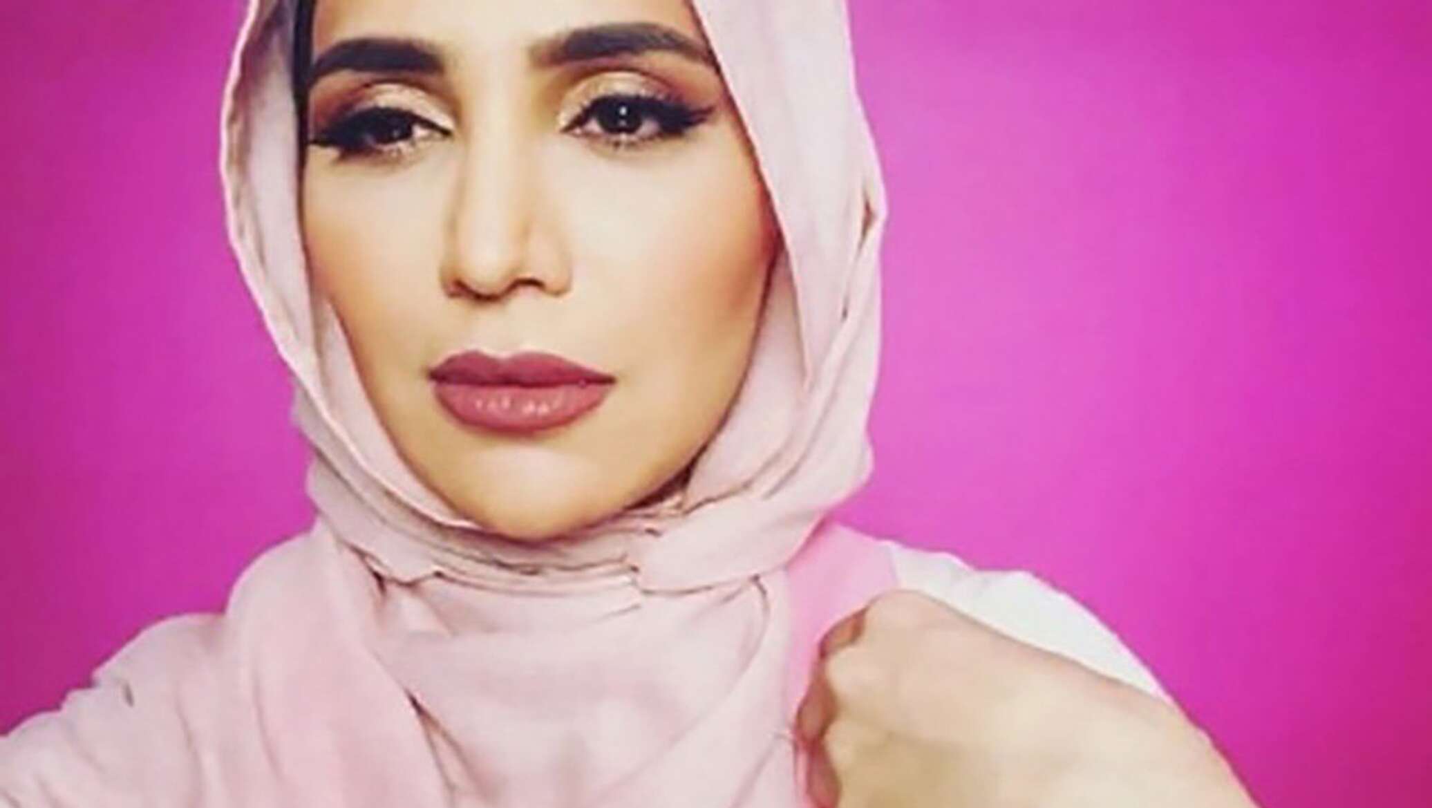 Hijab bbc. Амена Хан. Модели мусульманки. Модель в хиджабе. Красивые модели в хиджабе.