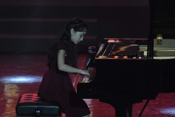 Девочка играет на рояле на концерте Хафтранг - Sputnik Таджикистан