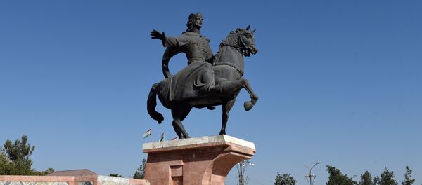 Памятник основателю первого Таджикского государства Исмаилу Сомони в городе Курган-Тюбе в Таджикистане, архивное фото - Sputnik Таджикистан