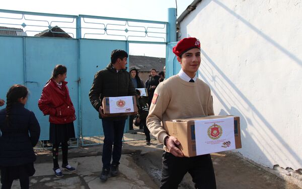 Юнармейцы школы №6 передали более тысячи учебников и художественной литературы в школу №8 - Sputnik Таджикистан