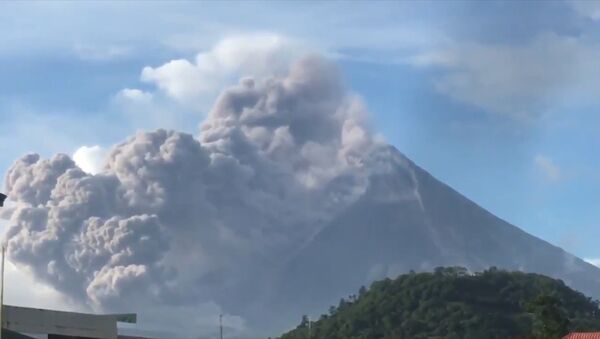 Вулкан Майон на Филиппинах выбросил столб дыма и пепла - Sputnik Таджикистан