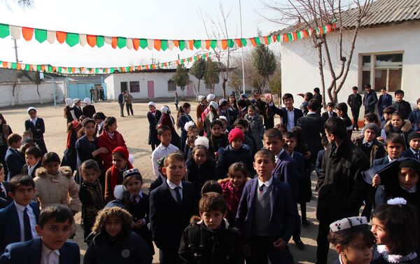 Юнармейцы школы №6 передали более тысячи учебников и художественной литературы в школу №8 - Sputnik Таджикистан