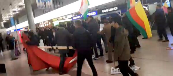 Массовая драка в аэропорту Ганновер-Лангенхаген между курдскими демонстрантами и турецкими пассажирами - Sputnik Тоҷикистон
