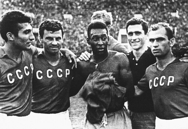 Пеле и советские футболисты: нападающий Михаил Шалвович Месхи (справа) и полузащитник Георгий Владимирович Сичинава (второй справа). Фото из коллекции Нино Мелия. Пеле и советские футболисты: нападающий Михаил Шалвович Месхи (справа) и полузащитник Георгий Владимирович Сичинава (второй справа). Фото из коллекции Нино Мелия. - Sputnik Таджикистан