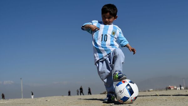 5-летний афганский мальчик Муртаза Ахмади с футбольным мячом - Sputnik Таджикистан
