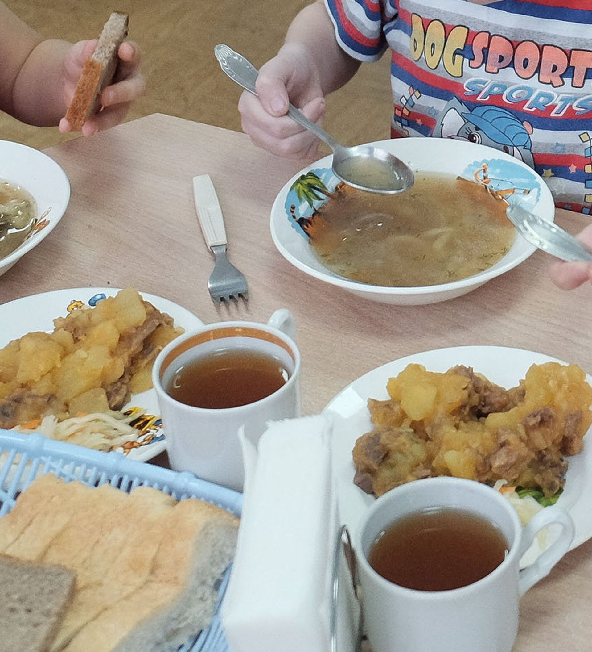 Обед был силен. Школьная еда в Кыргызстане. Скромный обед в Кыргызстане. Обед школьников Бишкек. Супали ошхонаси фото.