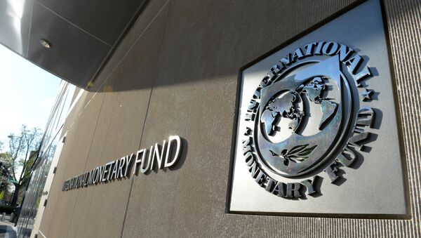 Табличка с логотипом Международного валютного фонда на стене здания МВФ. Архивное фото - Sputnik Тоҷикистон