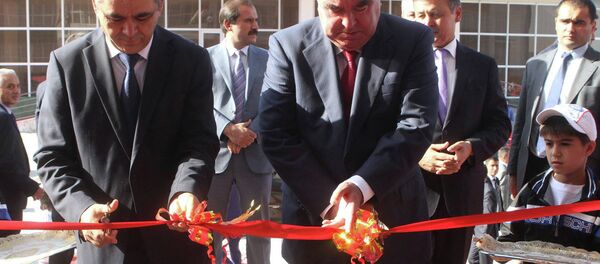 Эмомали Рахмон и Бег Сабури на открытии в Кулябе Дворца водных видов спорта - Sputnik Тоҷикистон