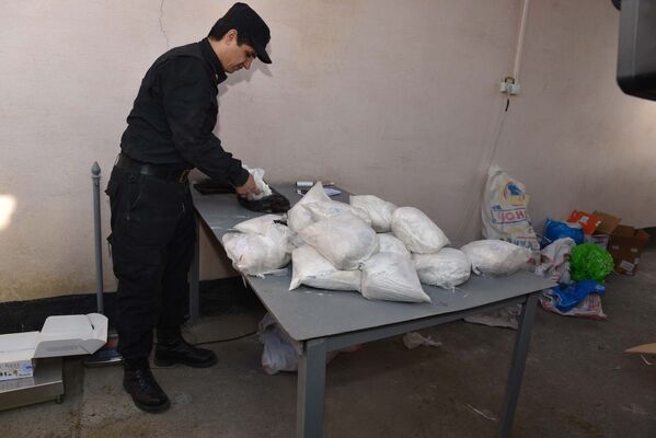Уничтожение незаконных наркотических веществ, архивное фото - Sputnik Таджикистан