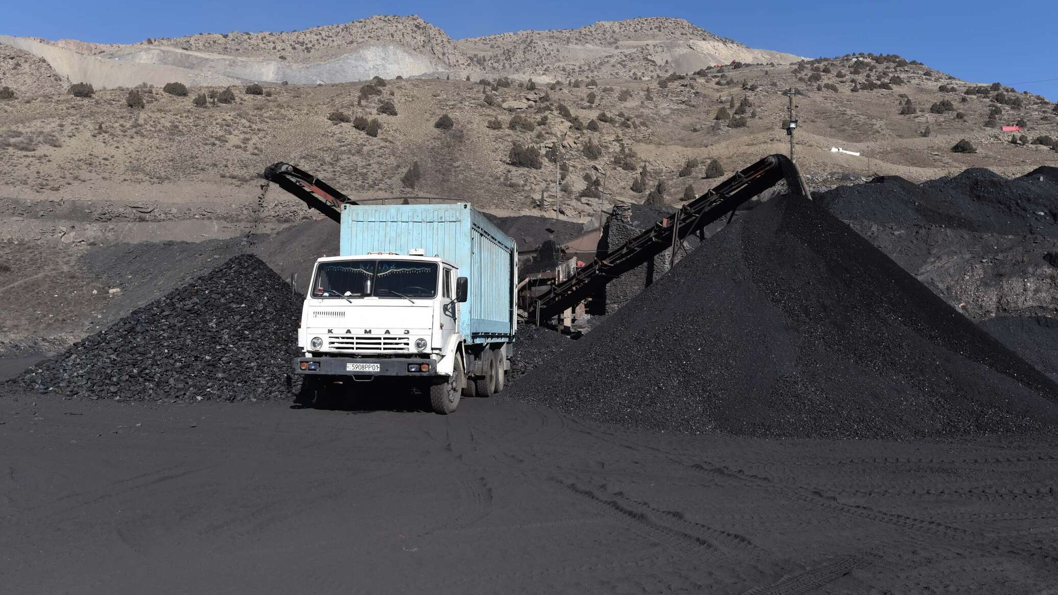 Добыча узбекистан. Шахта фон Ягноб. Угольная шахта Таджикистана. Угольная шахта фон Ягноб. Добыча угля в Узбекистане.