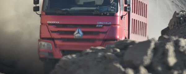 Грузовик в горах Таджикистана, архивное фото  - Sputnik Таджикистан