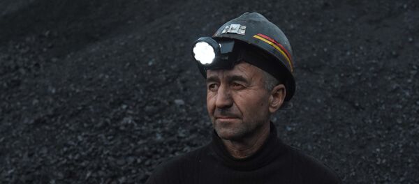 Работник металлургического комбината ФАРОЗ, архивное фото - Sputnik Таджикистан