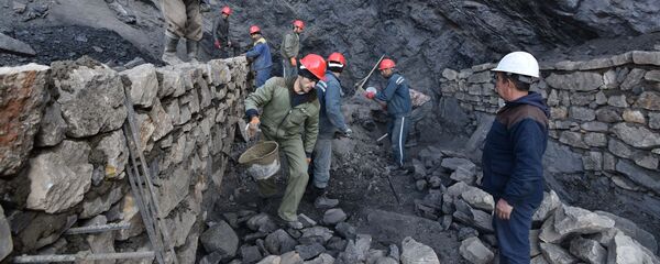 Возведение штольни на территории металлургического комбината ФАРОЗ, архивное фото - Sputnik Тоҷикистон