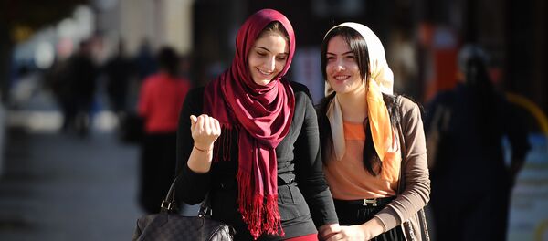Девушки на проспекте имени В.В. Путина в Грозном - Sputnik Тоҷикистон