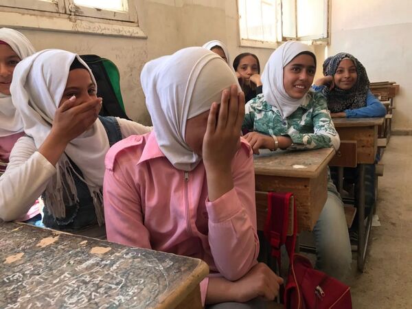 Ученицы на уроке русского языка в школе для девочек в сирийском Дейр-эз-Зоре - Sputnik Таджикистан
