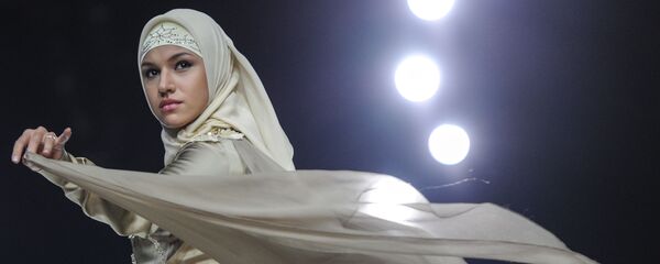 Модель на показе модного дома Firdaws в рамках Volvo Fashion Week - Sputnik Таджикистан