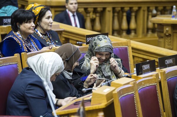 Участники форума женщин-парламентариев в рамках 137-й Ассамблеи Межпарламентского союза в Санкт-Петербурге - Sputnik Таджикистан