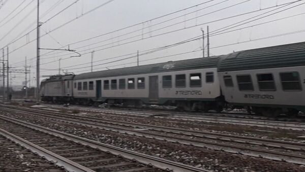 Поезд, следовавший из Кремоны в Милан, сошел с рельсов - Sputnik Таджикистан