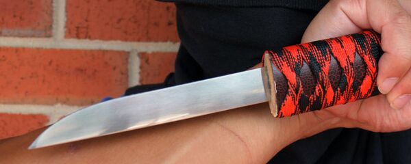 Нож в руке, архивное фото - Sputnik Тоҷикистон