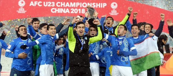 Сборная Узбекистана U23 на церемонии награждения чемпионата Азии - Sputnik Таджикистан